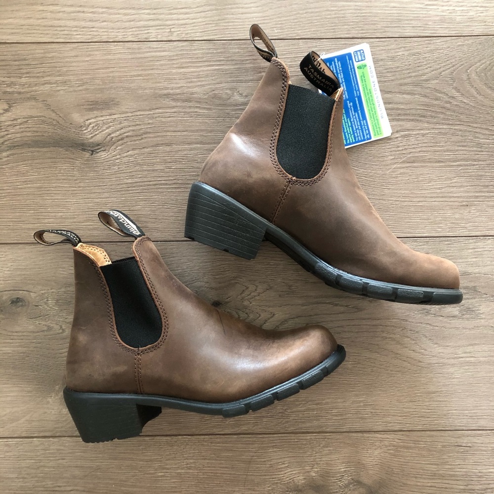 Blundstone 1673 Chelsea Heeled Boot. Antique Brown